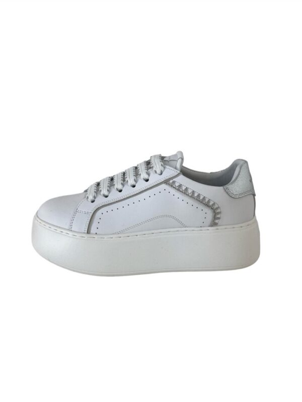 <p>
  Sneakers con zeppa di 5 cm WHITE-SILVER
</p>Janet & Janet