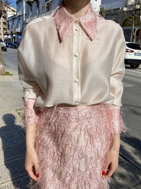 <p>
  Camicia con polsini e colletto in tessuto con piumette e filo lurex
</p>Tolérance Couture