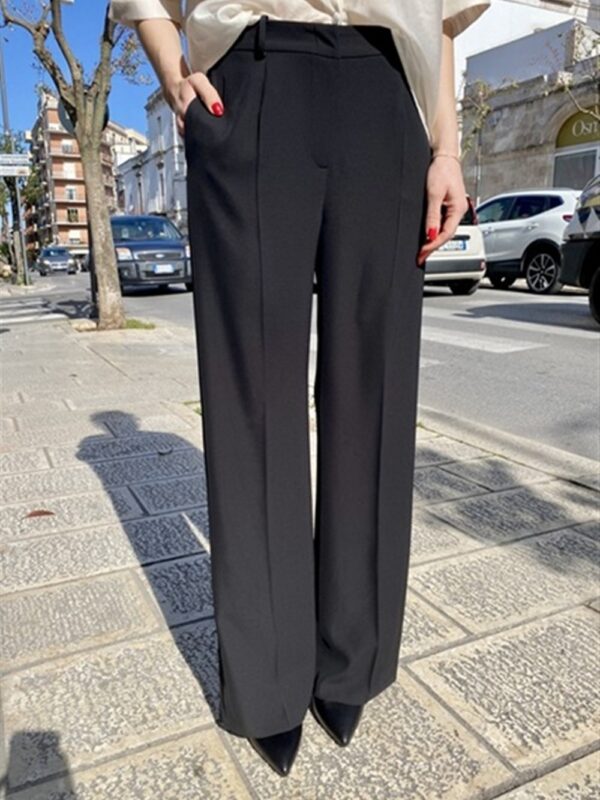 <p>
  Pantalone gamba dritta in tessuto morbido
</p>Tolérance Couture
