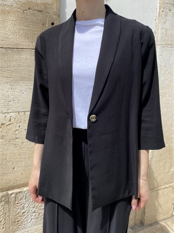 <p>
  Giacca morbida monopetto con manica 3/4 nera
</p>Le _Sarte _Del_Sole