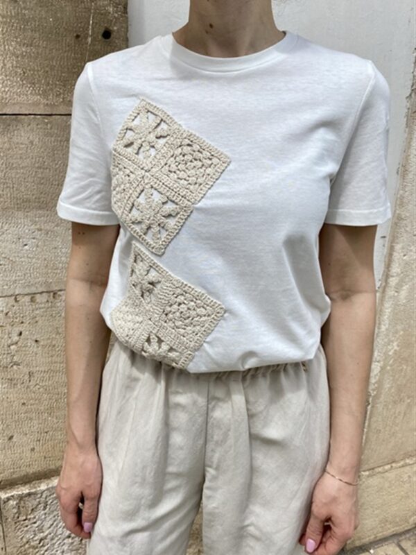 <p>
  T-shirt con applicazioni all'uncinetto
</p>Le _Sarte _Del_Sole