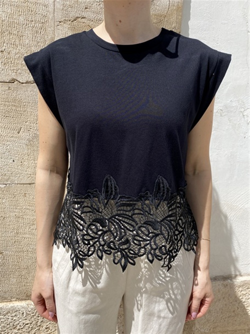 <p>
  Maglia smanicata con fascia in pizzo macrame' nera
</p>Le _Sarte _Del_Sole