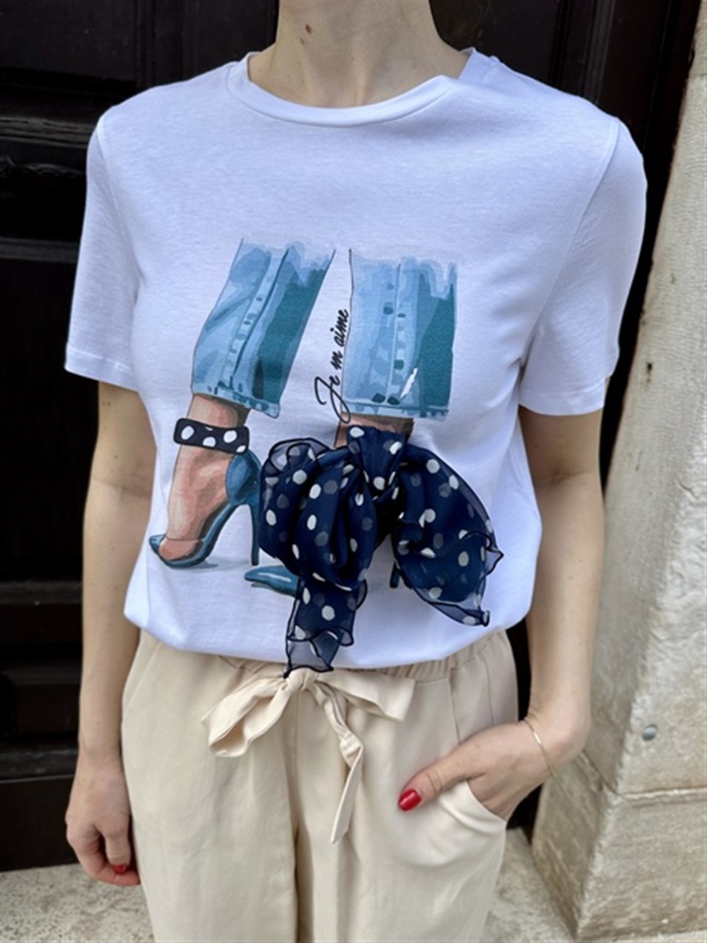 <p>
  T-shirt con stampa ed applicazione fiocco in tessuto
</p>Le _Sarte _Del_Sole