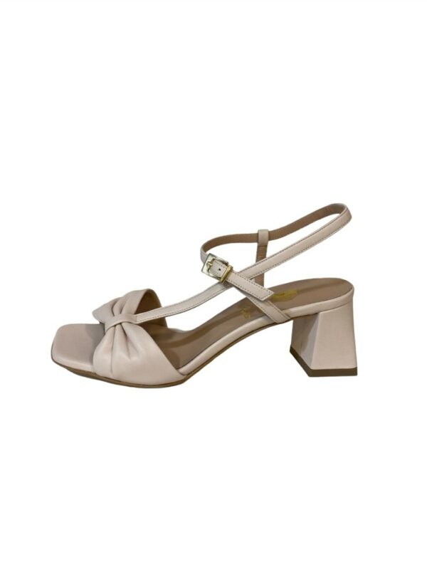 <p>
  Sandalo froze con tacco 5 cm e fascia effetto fiocco
</p>Andrea Pinto
