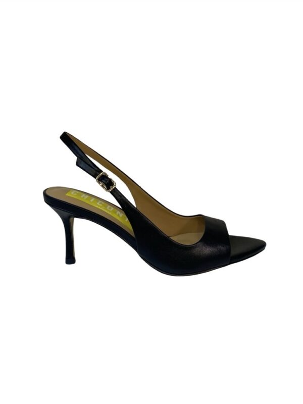 <p>
  Chanel nera spuntata con tacco 7 cm 
</p>Chiconic
