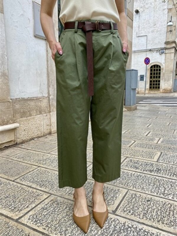 <p>
  Pantalone gamba dritta con pences e cintura salvia
</p>Dixie