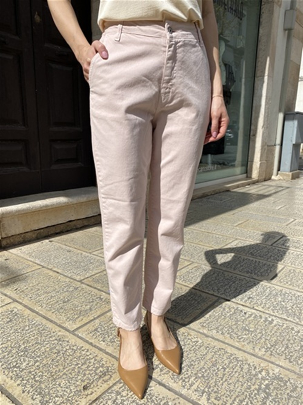 <p>
  antalone modello carrot fit con elastico sul retro vita cipria
</p>Dixie