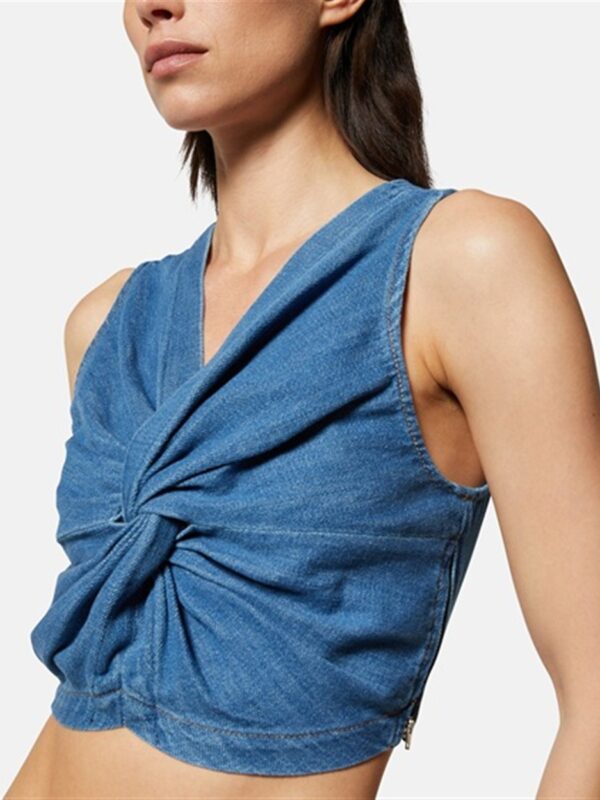 <p>
  Crop top in denim
</p>Silvian Heach