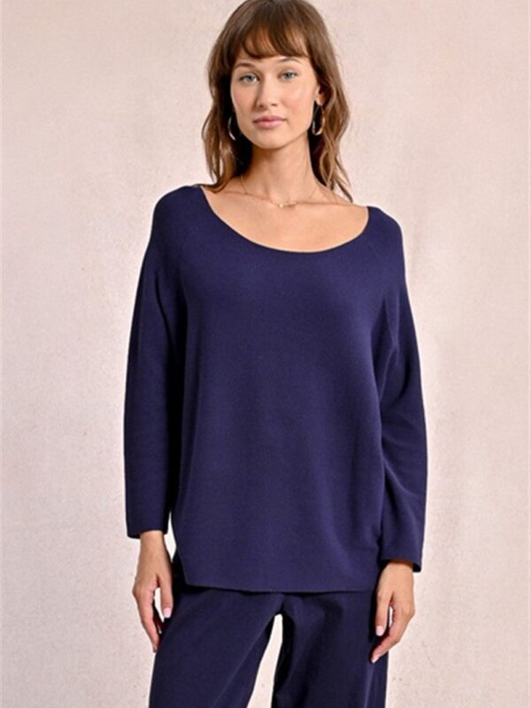 <p>
  Maglioncino leggero con scollo ampio blu
</p>Molly Bracken