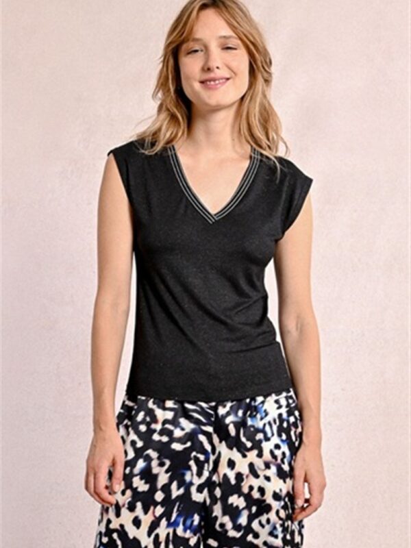 <p>
  T-shirt con scollo a v e passamaneria lungo lo scollo nera
</p>Molly Bracken