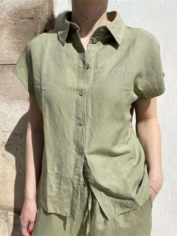 <p>
  Camicia smanicata a scatola verde salvia
</p>Sun 68