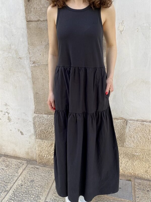 <p>
  Abito lungo smanicato in cotone e poepeline nero
</p>Sun 68