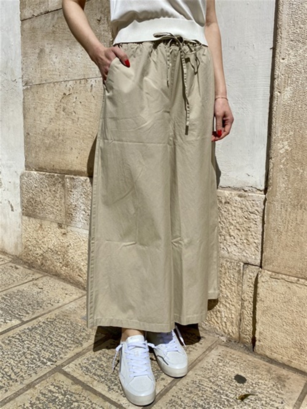 <p>
  Pantalone a gamba larga con elastico in vita stone
</p>Sun 68