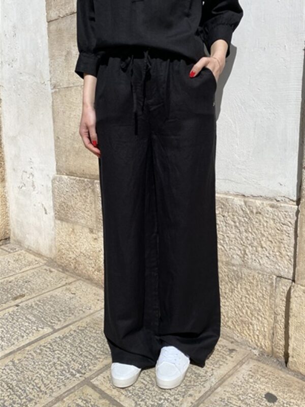 <p>
  Pantalone a palazzo con elastico in vita nero
</p>Sun 68