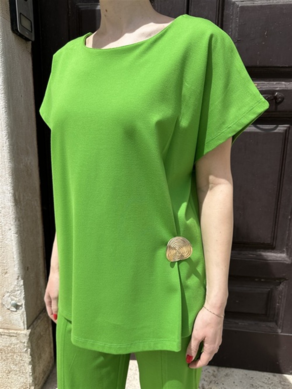 <p>
  T-Shirt in punto milano con spilla verde
</p>Mariuccia Milano