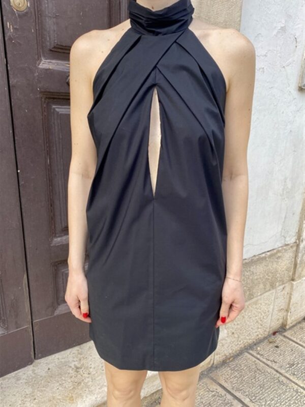 <p>
  Abito corto con scollo all'americana ed apertura a goccia frontale nero
</p>Leisheelle
