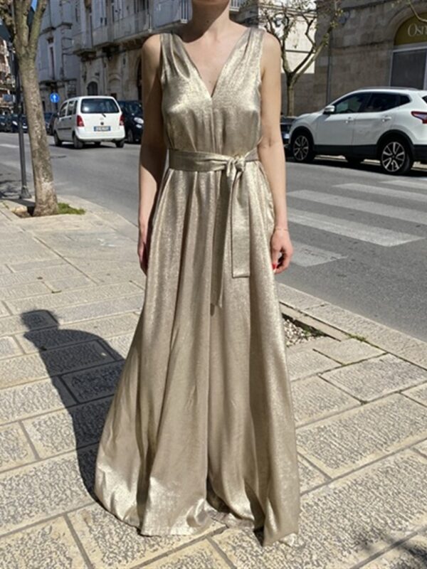 <p>
  Tuta con scollo a v e cintura
</p>Leisheelle