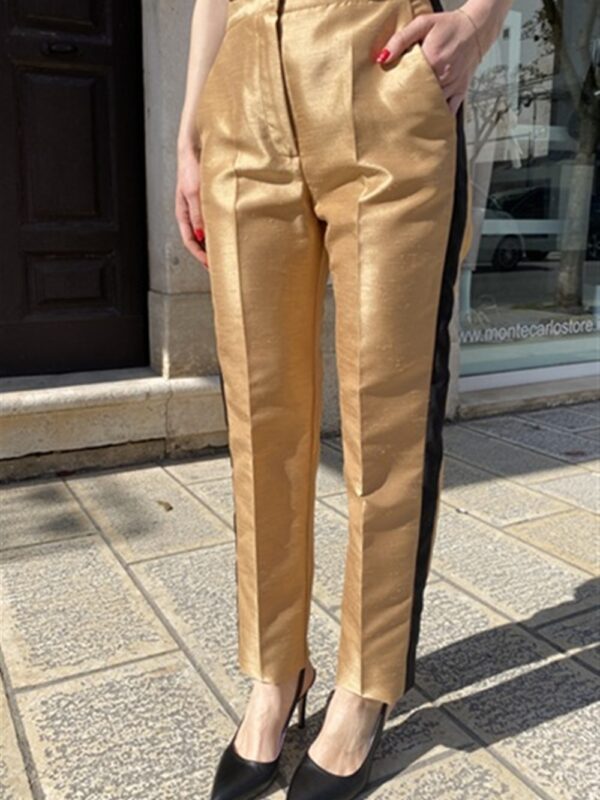 <p>
  Pantalone a sigaretta con bande laterali a contrasto
</p>Leisheelle