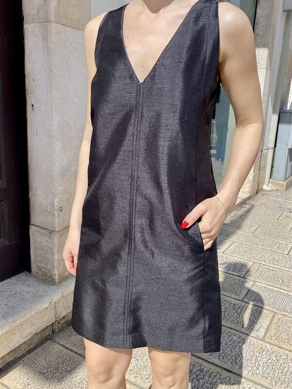 <p>
  Abito corto con scollo a v anteriore e zip posteriore nero
</p>Leisheelle