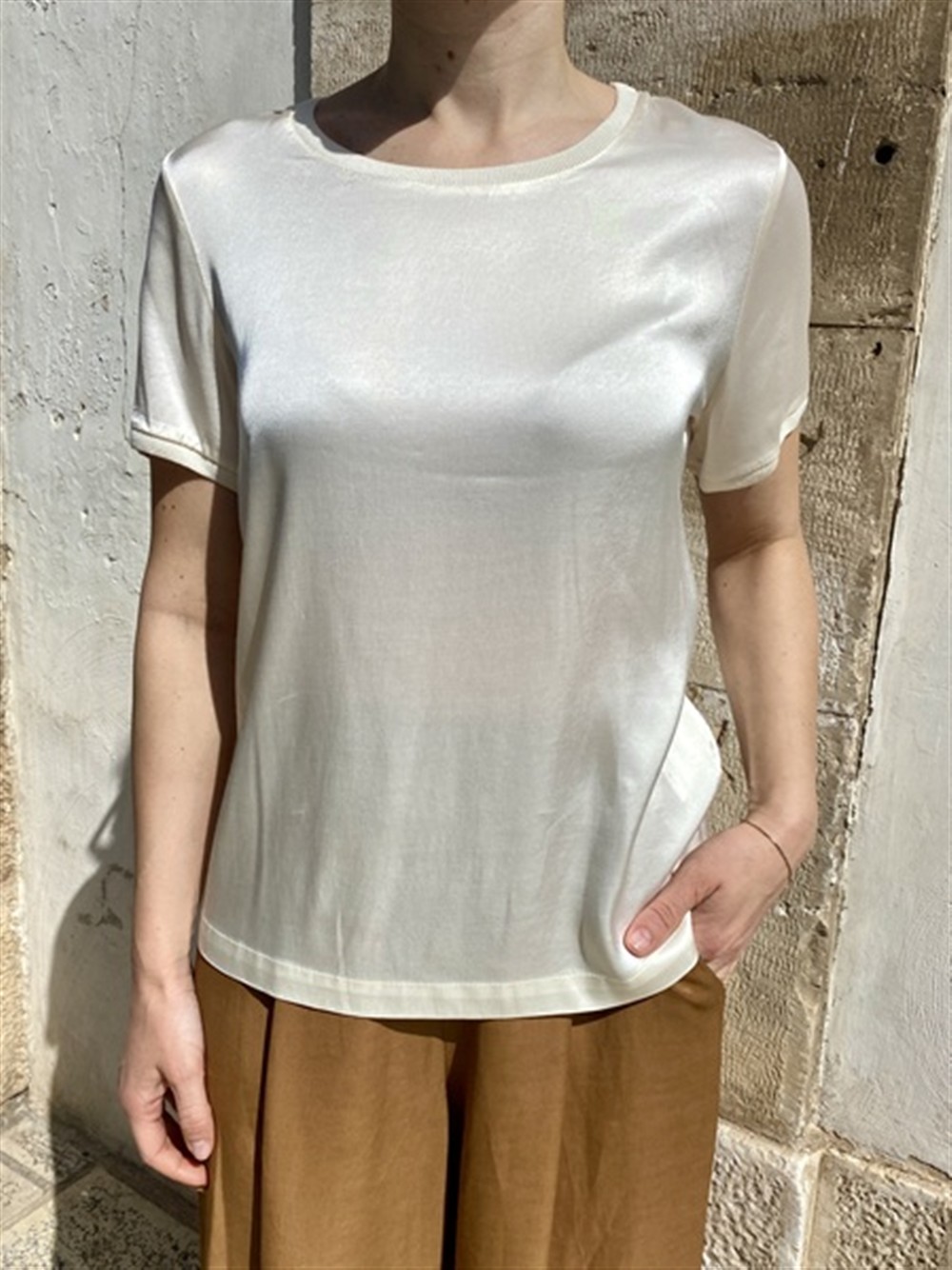<p>
  T-shirt in satin panna
</p>H2o
