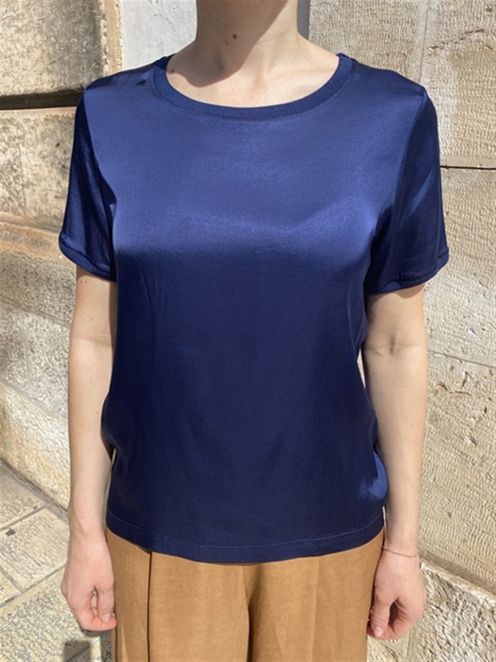 <p>
  T-shirt in satin blu
</p>H2o