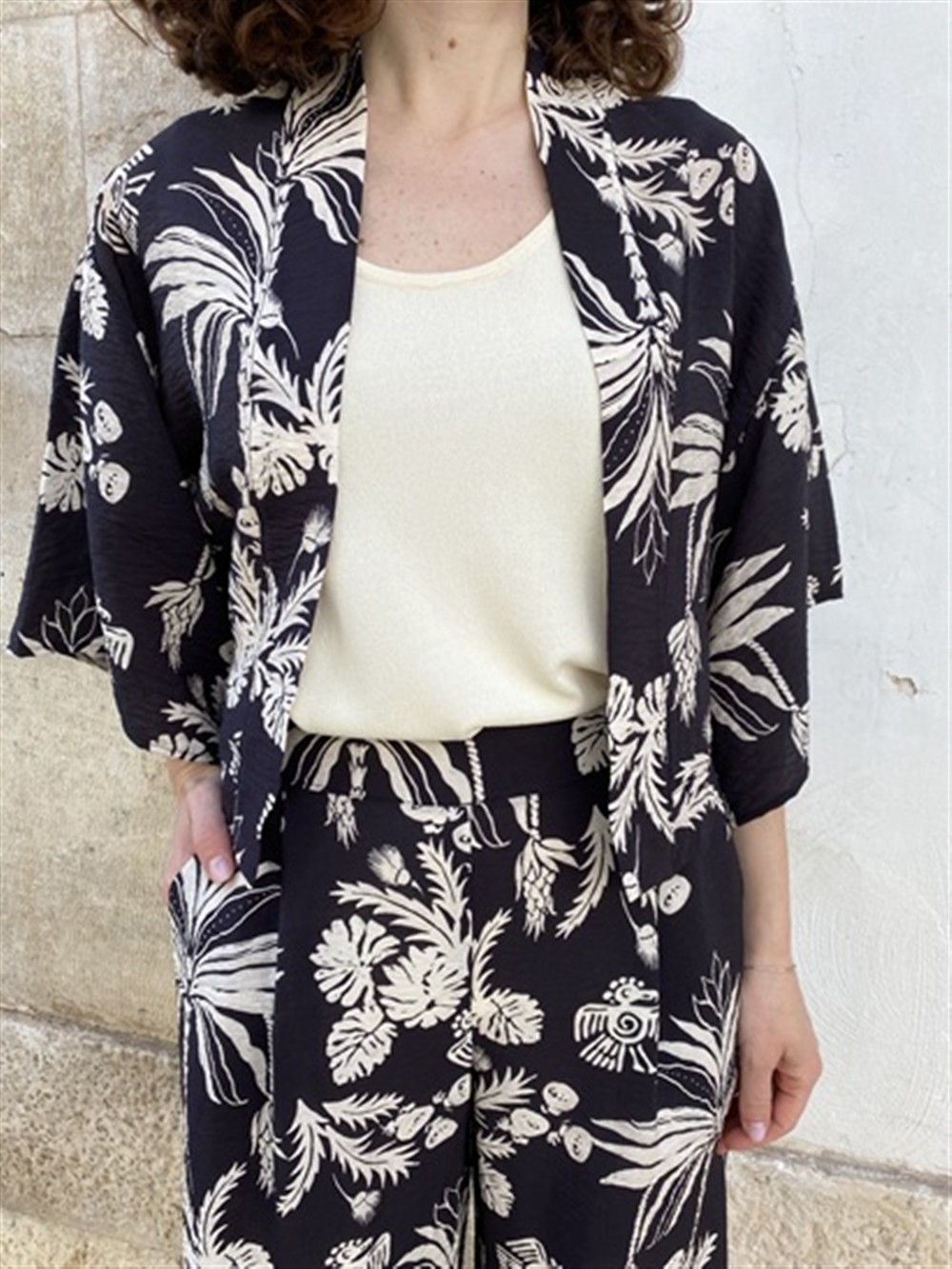 <p>
  Giacca senza bottoni a fantasia tropicale
</p>Dixie