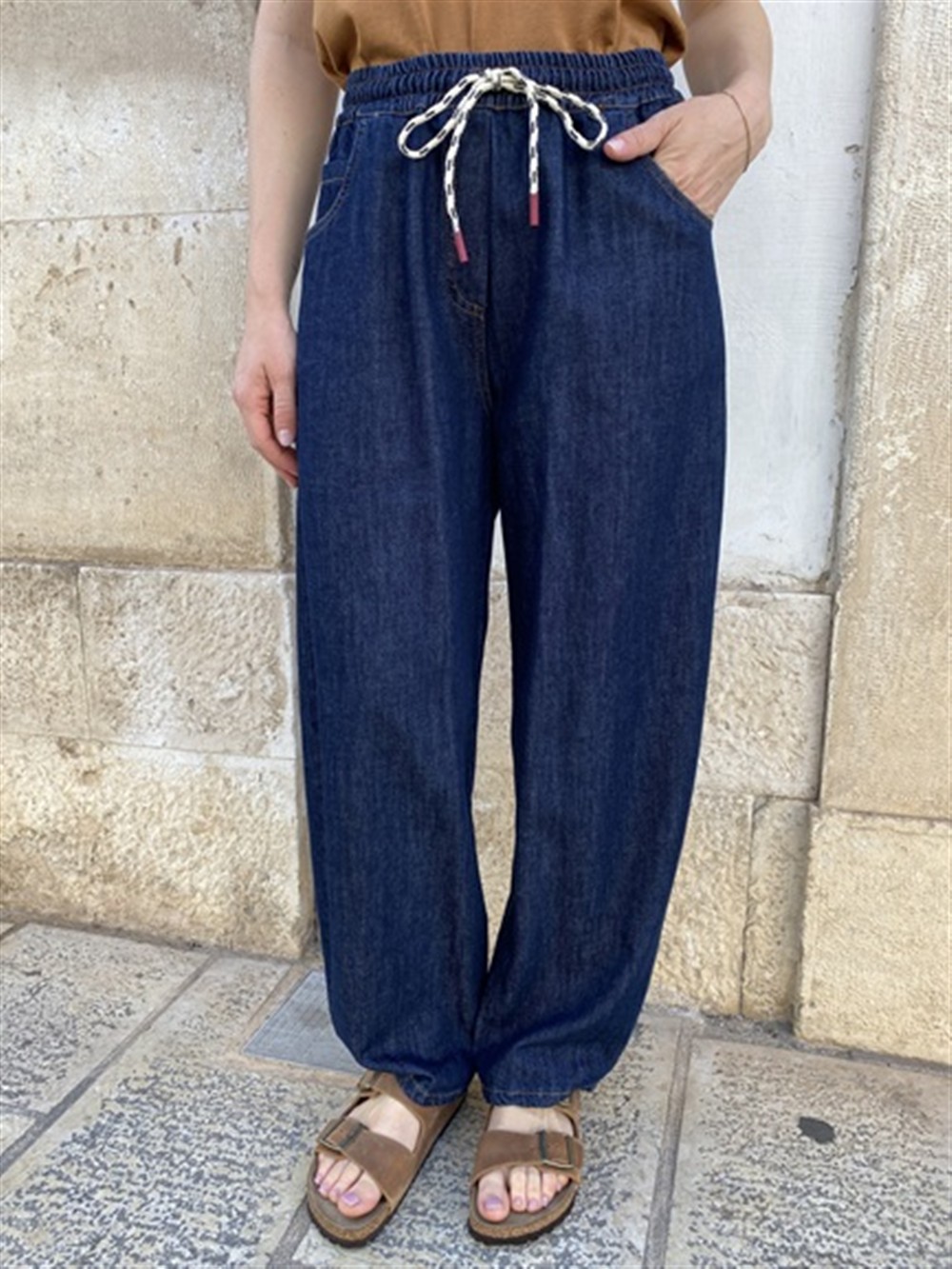 <p>
  Jeans con elastico in vita
</p>Dixie
