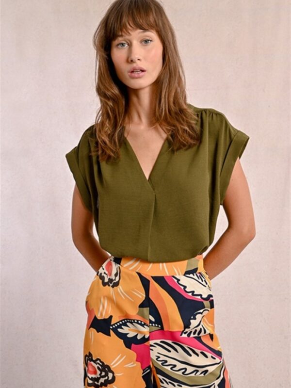 <p>
  Top fluido con scollo a v
</p>Molly Bracken