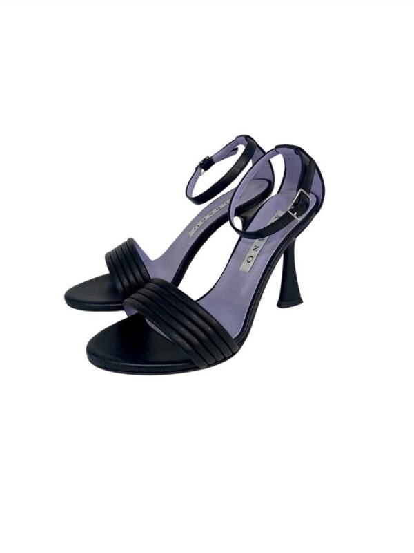 <p>
  Sandalo tacco 9 cm con fascia rigata e braccialetto
</p>Albano