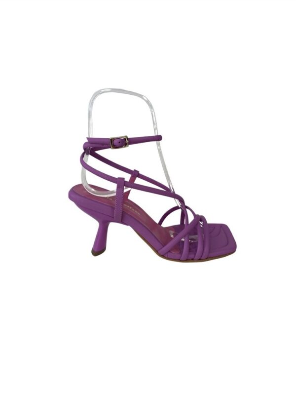 <p>
  Sandalo a striscioline punta quadra e tacco 7 cm 
</p>Poesie Veneziane