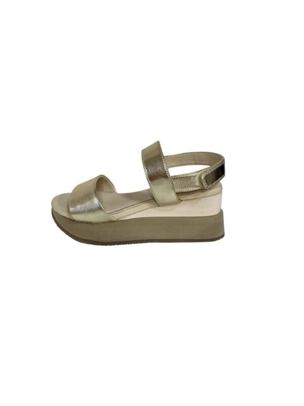 <p>
  Zeppa di 7 cm con 2 fasce in pelle laminata 
</p>Apepazza