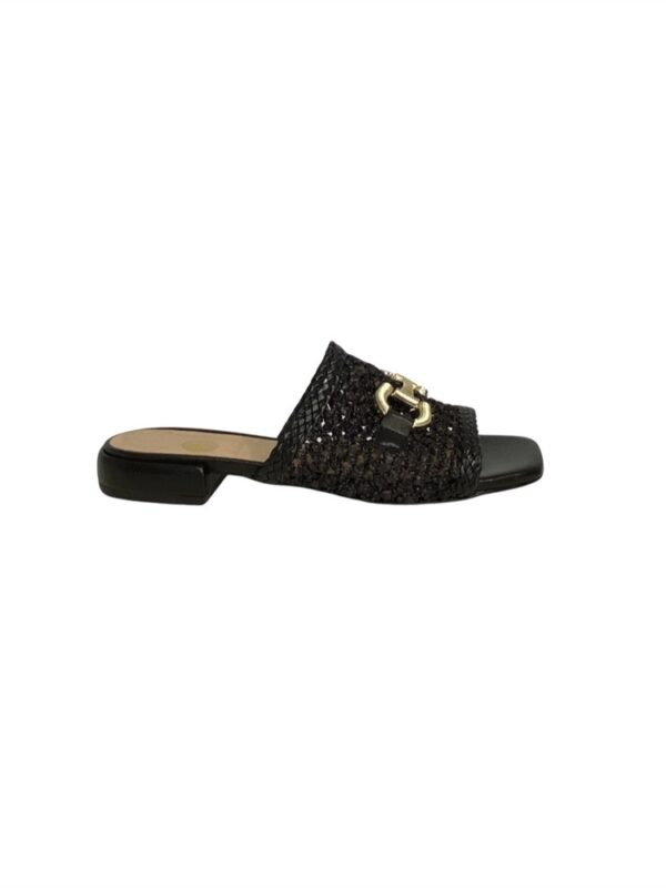 <p>
  Sandalo a rete intrecciata con accessorio e tacco 2 cm
</p>Andrea Pinto
