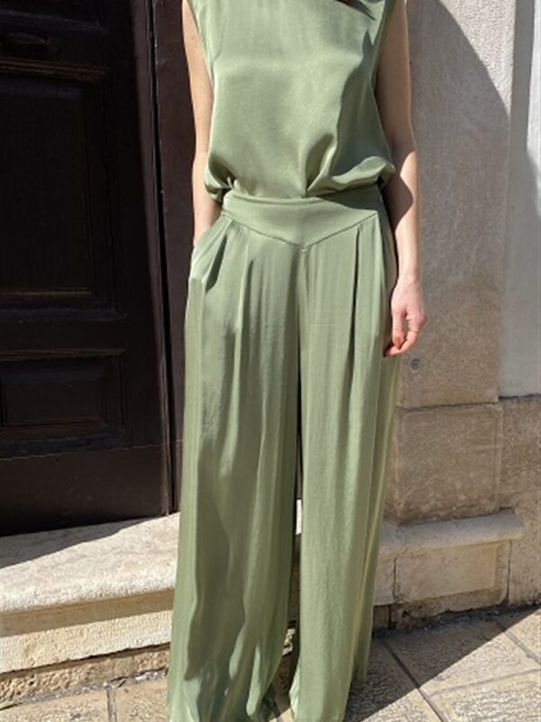 <p>
  Pantalone morbido con pences 
</p>Dixie