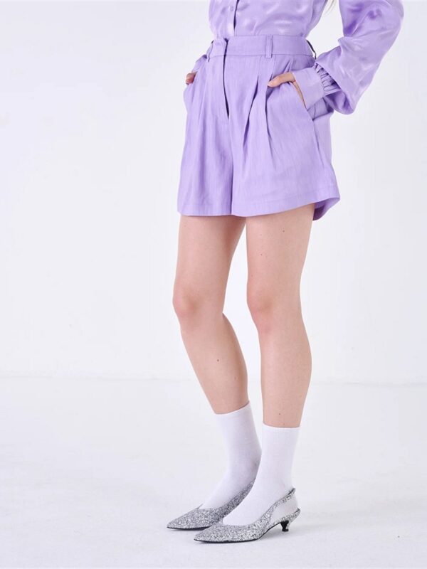 <p>
  Short con pences
</p>Silvian Heach
