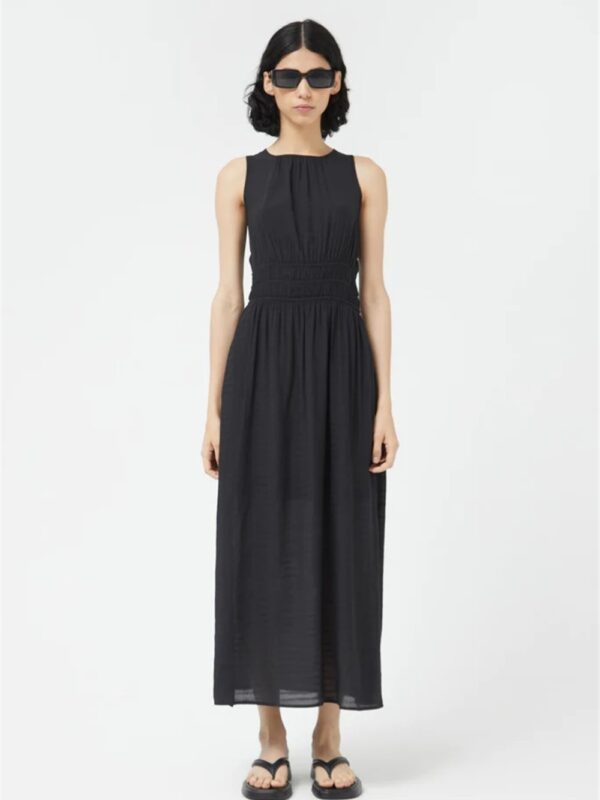 <p>
  Abito lungo con elastico in vita e spacchi 
</p>Compania Fantastica