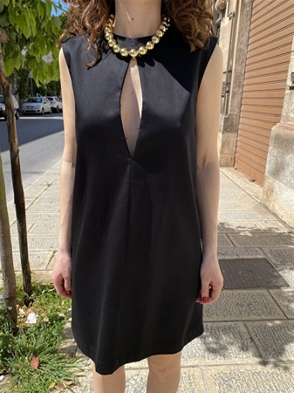 <p>
  Abito corto con apertura a goccia (collana inclusa) 
</p>Mariuccia Milano