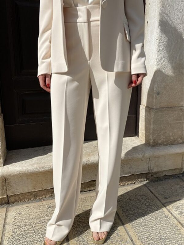 <p>
  Pantalone con gamba dritta
</p>H2o