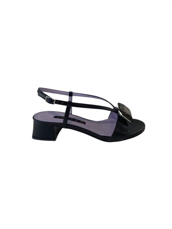 <p>
  Sandalo con pietra e tacco 4 cm
</p>Albano