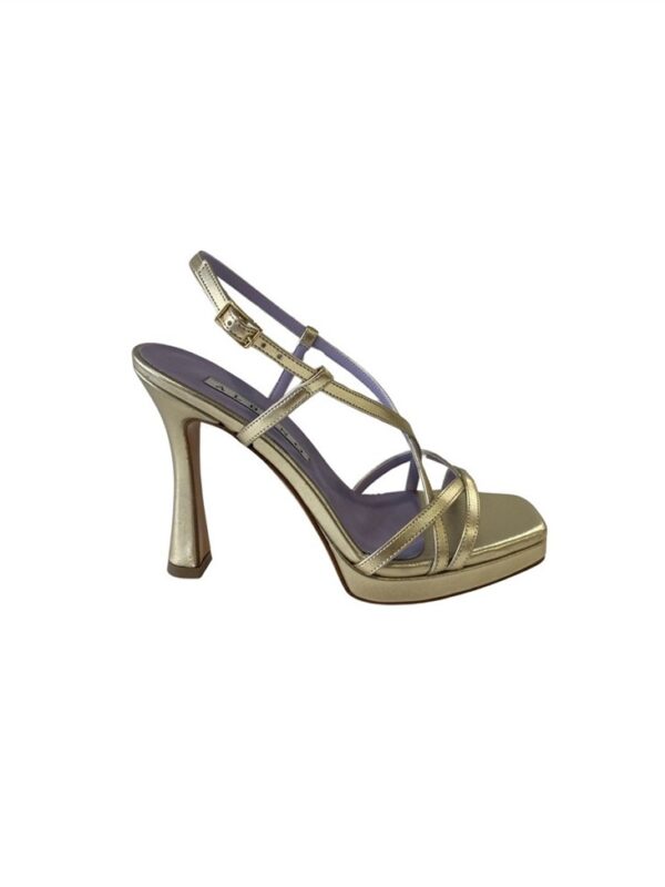 <p>
  Sandalo a fascette con tacco 9 cm e plateau
</p>Albano