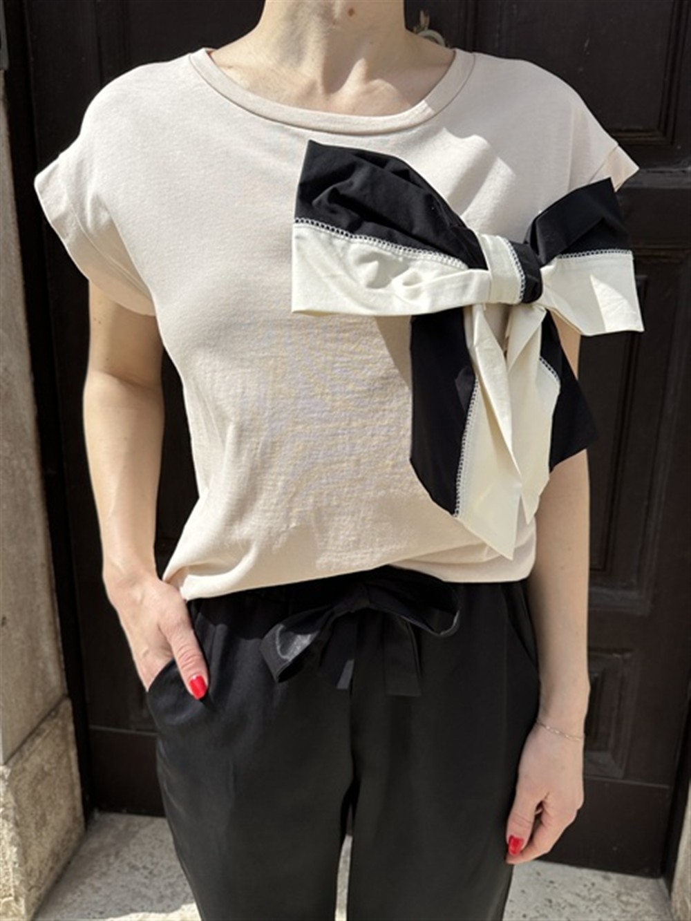 <p>
  T-shirt con fiocco bicolore applicato
</p>Le _Sarte _Del_Sole