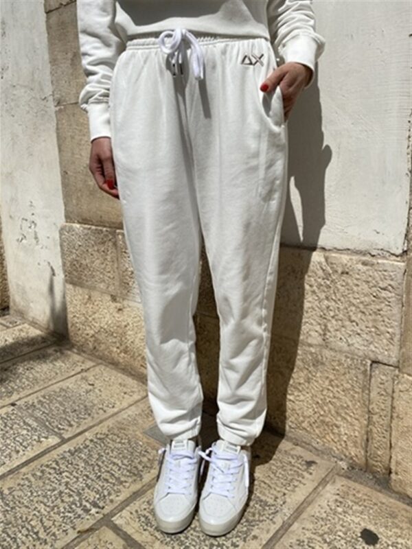 <p>
  Pantalone in felpa con elastico in vita e alla caviglia bianco
</p>Sun 68