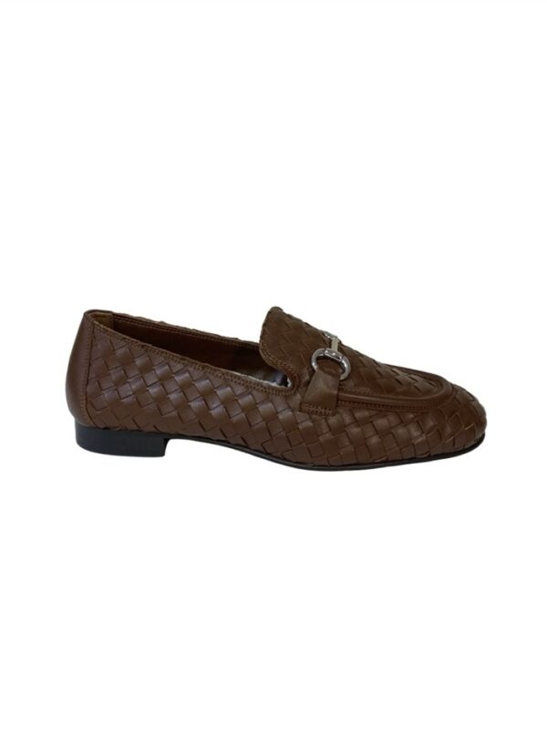 <p>
  Mocassino intrecciato cuoio con morsetto argento
</p>Poeve