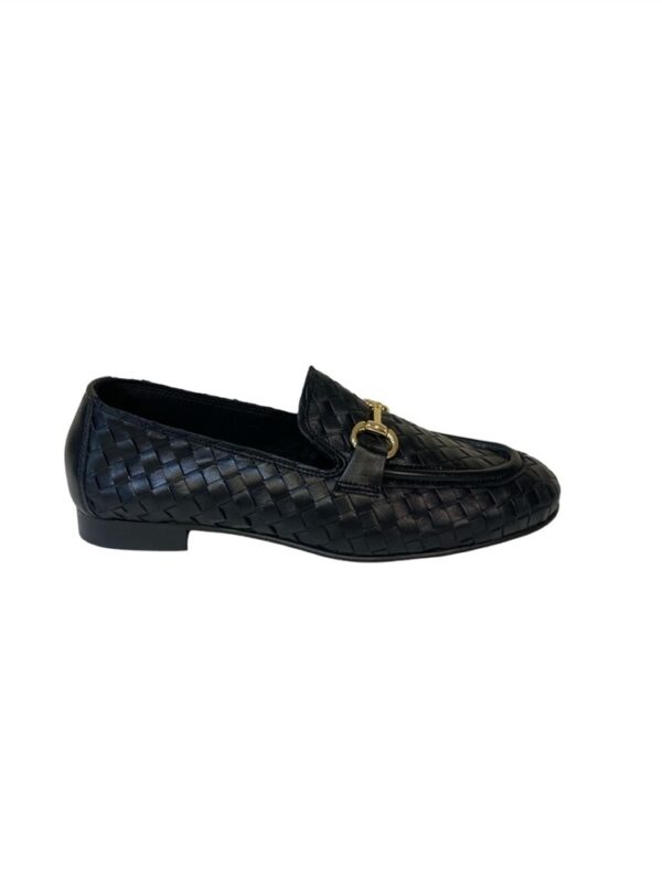 <p>
  Mocassino intrecciato nero con morsetto oro
</p>Poeve