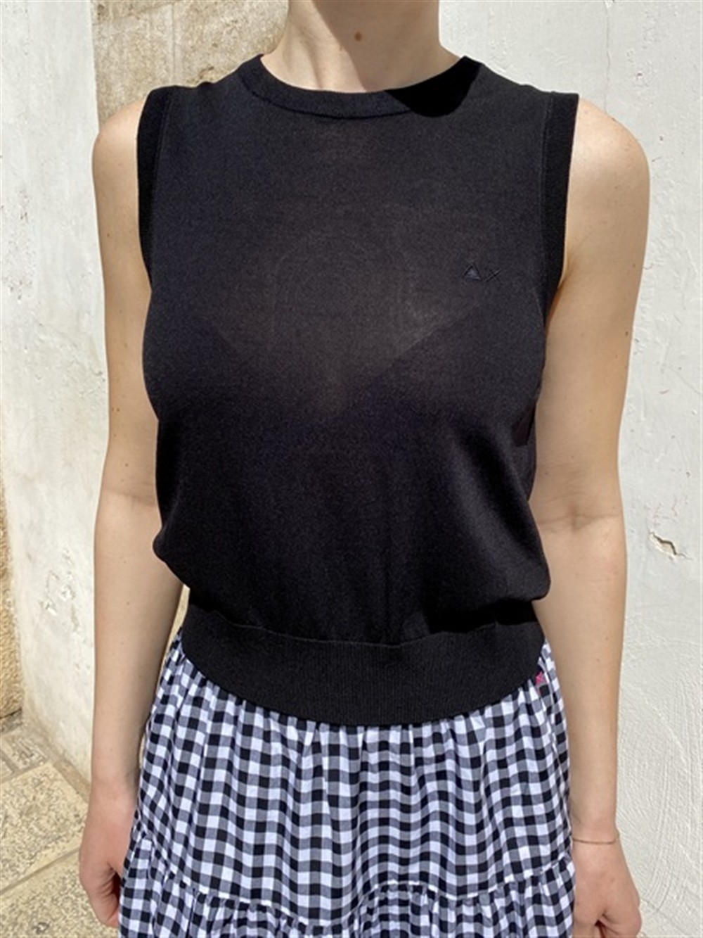 <p>
  Top in misto di viscosa paricollo nero
</p>Sun 68