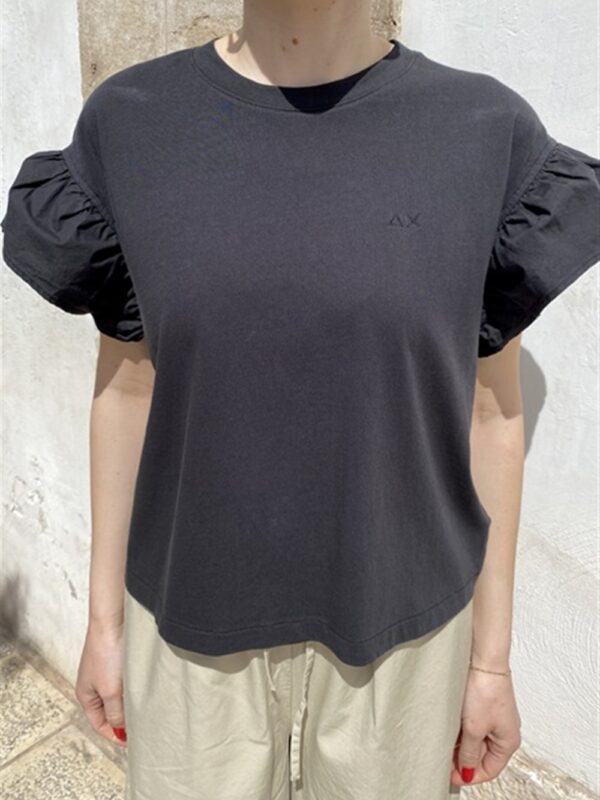<p>
  T-shirt in cotone con maniche volant in popeline nera
</p>Sun 68