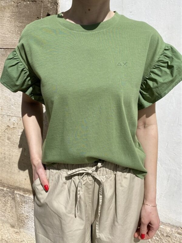 <p>
  T-shirt in cotone con maniche volant in popeline verde salvia
</p>Sun 68
