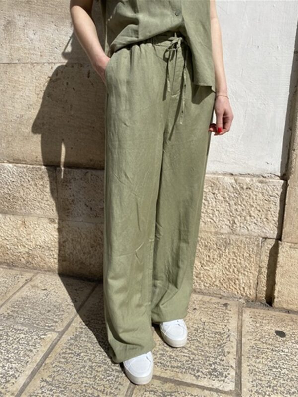 <p>
  Pantalone a palazzo con elastico in vita verde salvia
</p>Sun 68