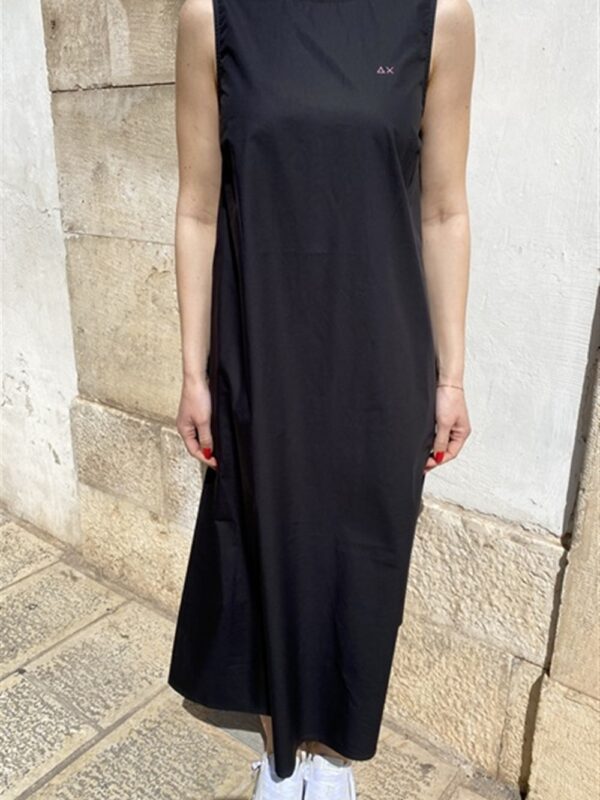 <p>
  Abito lungo svasato nero
</p>Sun 68