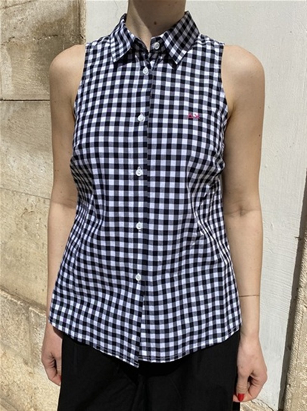 <p>
  Camicia smanicata in vichy
</p>Sun 68