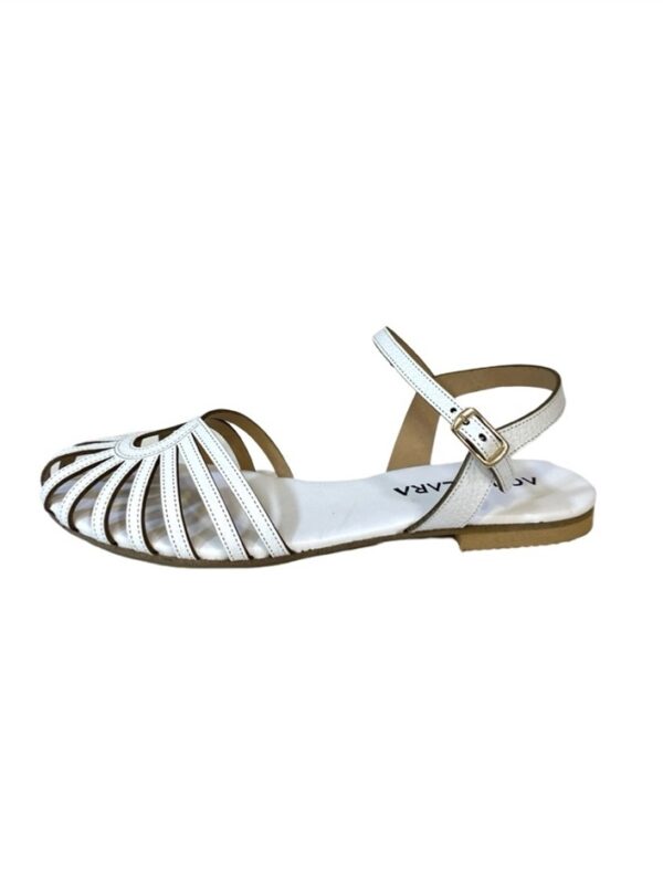 <p>
  Sandalo a punta chiusa con braccialetto modello LAMPEDUSA BIANCO
</p>Aquaclara